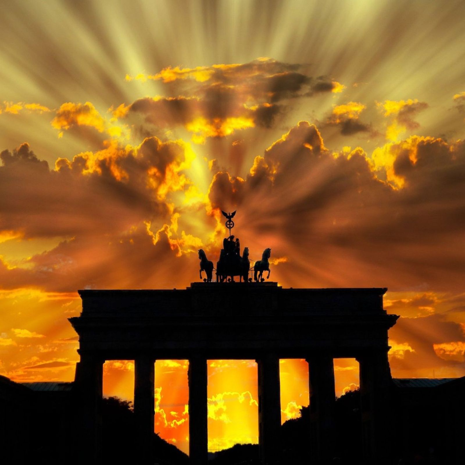 sunrise brandenberg gate berlin germany